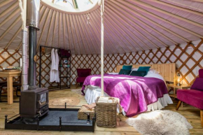 Gaia's Hideaway - Luxury Yurt with Hot Tub